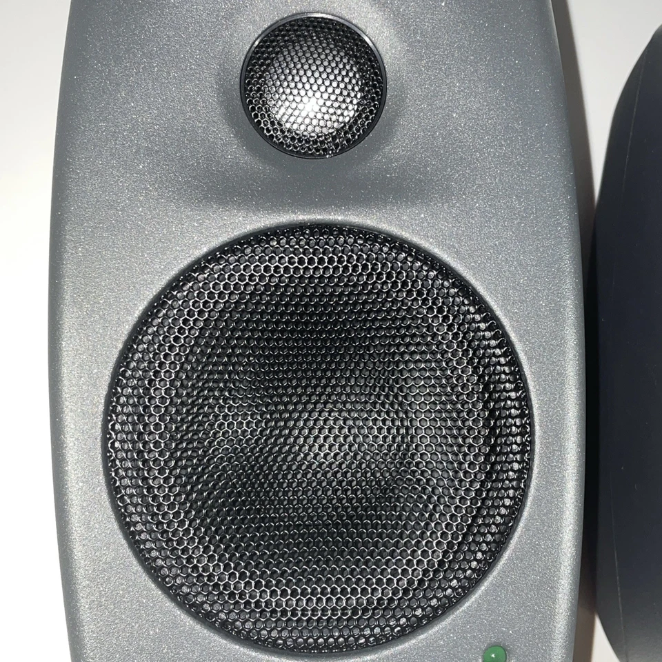 Altavoces de monitor de estudio Genelec 8010A alimentados de 3 pulgadas sin soportes (PAR DE 2) negros Foto 3 de 4