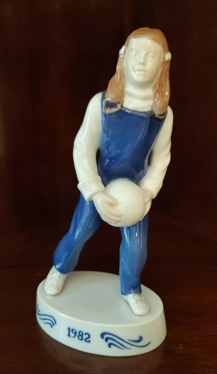 BING & GRONDAHL (B&G) 1982 FIGURINE OF THE YEAR "GIRL WITH BALL" LIMITED EDITION