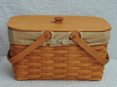 Longaberger 2001Medium Picnic Basket with Lid & Protector 15'' x 10'' x 8'' tall GC