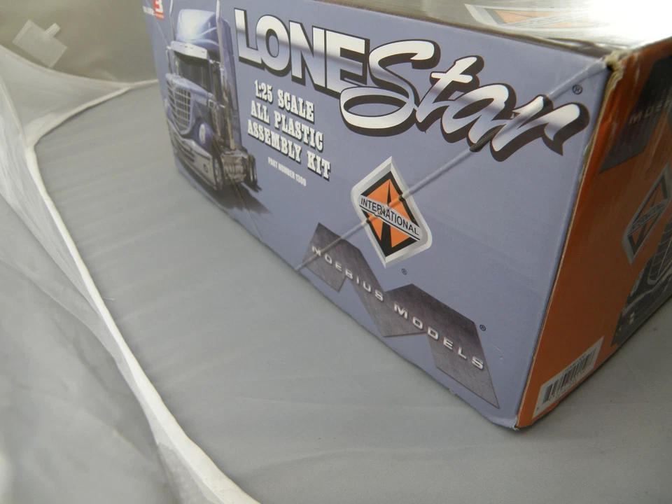 Moebius 1/25 2010 International Lonestar Plastic Model Kit 1300 - Image 2 of 4
