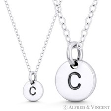 Dije/colgante de plata de ley .925 pequeño disco redondo letra inicial "C" 11 mm x 8 mm