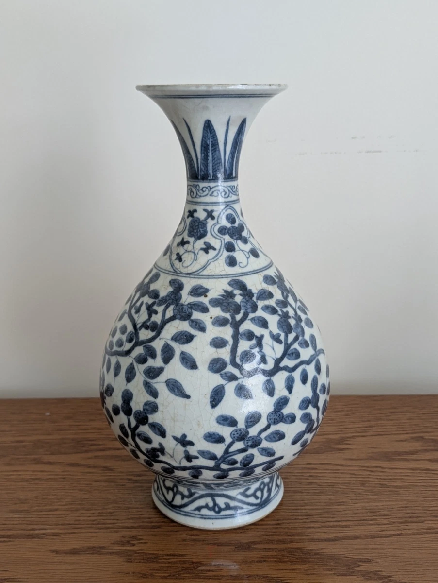 中国早期青磁花瓶　南北朝時代 A superb and exceptionally rare blue and white 'floral' moon flask,
