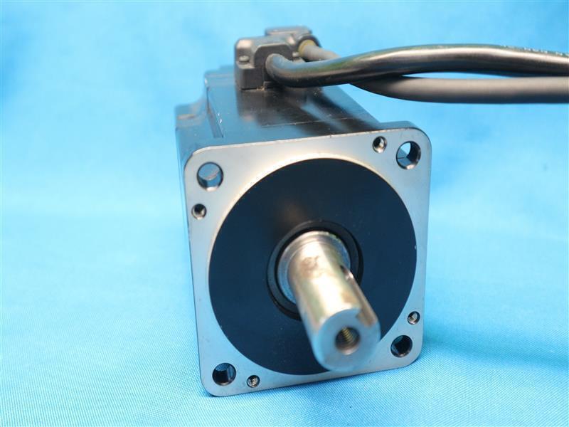 Keyence SV-M075CK SVM075CK AC Servo Motor 750W 200V 4.7A w/ Cut