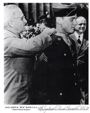 MEDAL OF HONOR ~ MOH ~ STUNNING b/w 8x10 GLOSSY~SIGNED by JOHN HAWK ~ WWII
