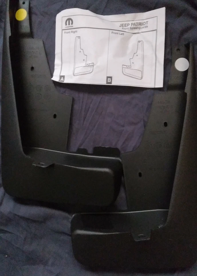 Protector contra salpicaduras delantero de plástico negro moldeado OEM para Jeep Patriot Foto 2 de 4