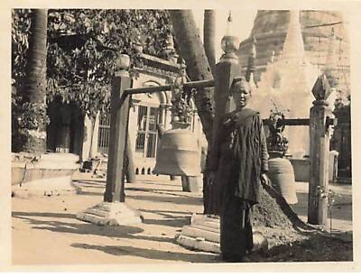 Photo - Myanmar - RANGOON - A Nun at Shwe Dagon - Bell - Size 11 x 8.5