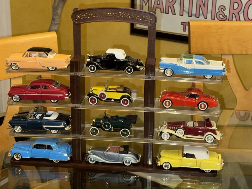 Museo Nacional del Motor como nuevo 1:32 expositor con 12 coches muy limpio estado. Foto 2 de 4