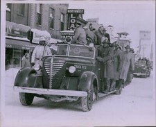 LG887 1952 Orig Photo HOPKINS CAGERS PARADE THROUGH TOWN High School Basketball