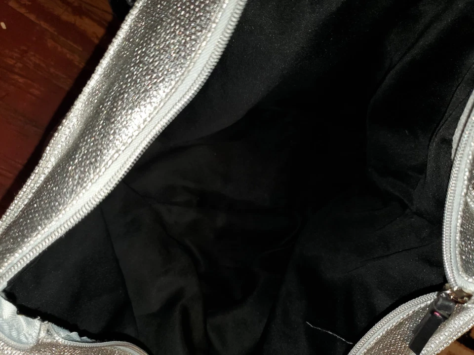 Victoria Secret Серебряный черный Weekender большая сумка с короткими ручками молнии верхний 23 «x 15» - Изображение 2 из 3