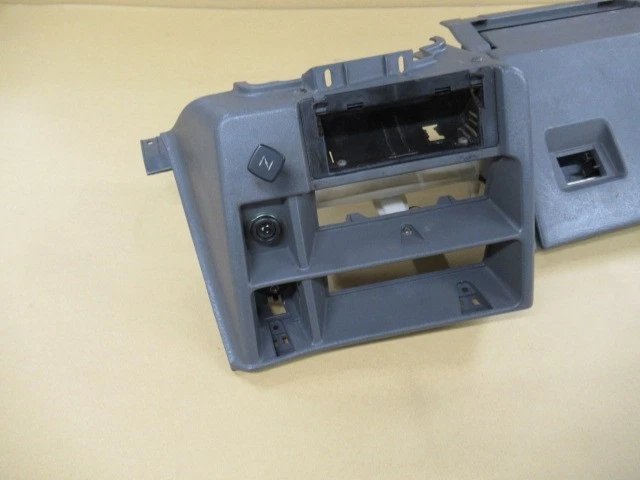 Tapicería inferior del salpicadero Ford Sierra P100, con guantera, en color gris. Foto 3 de 4