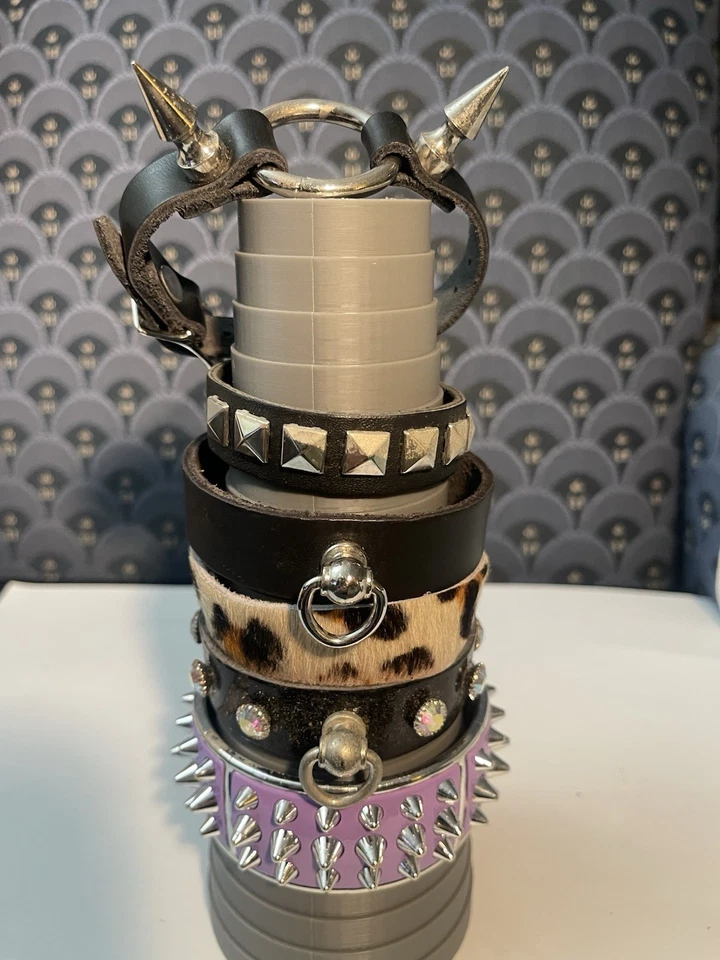 Grupo de seis pulseras góticas de cuero y espiga una de metal unisex Foto 2 de 4