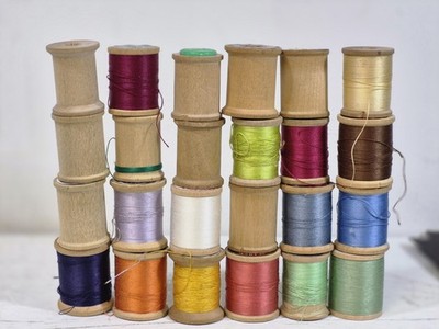 Lot Of 24 Vintage Wooden Thread Spools Some with colorful Thread Craft Projects
