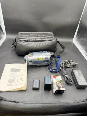 Sony DCR-TRV530 Digital8 Video Camera Recorder w/2 Batteries Charger & Bag