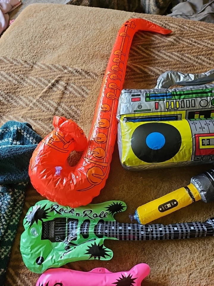 Instrumentos musicales inflables y caja de pluma y micrófono accesorios de cumpleaños Foto 3 de 4