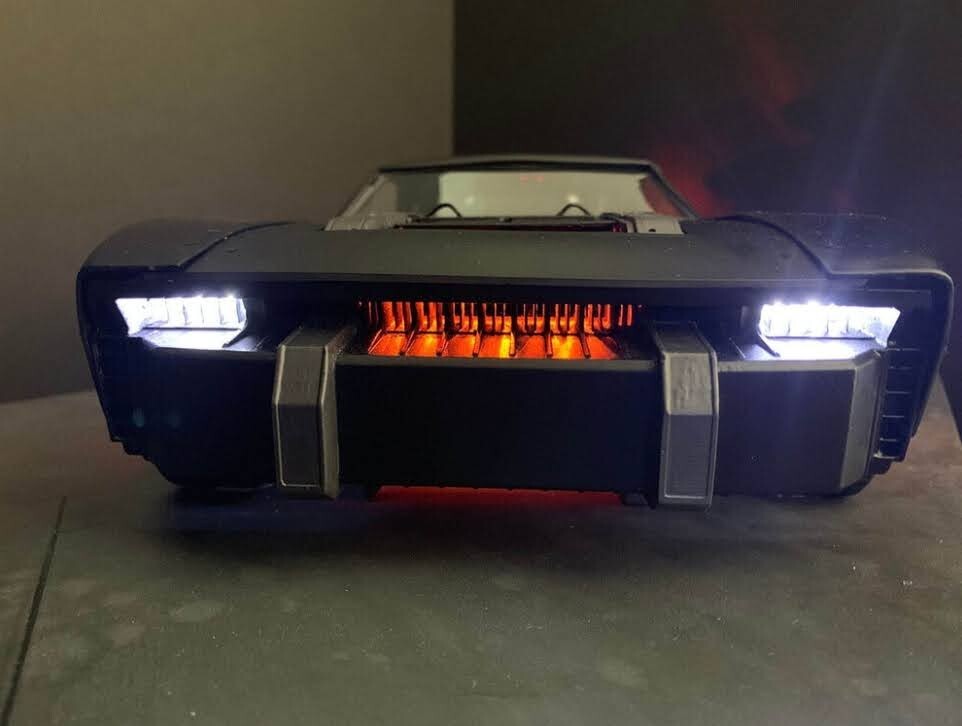 BATMOBILE PELICULA BATMAN BLACK 2022 JADA CON FIGURA y LA BATMAN SEÑAL 1:18 NEW