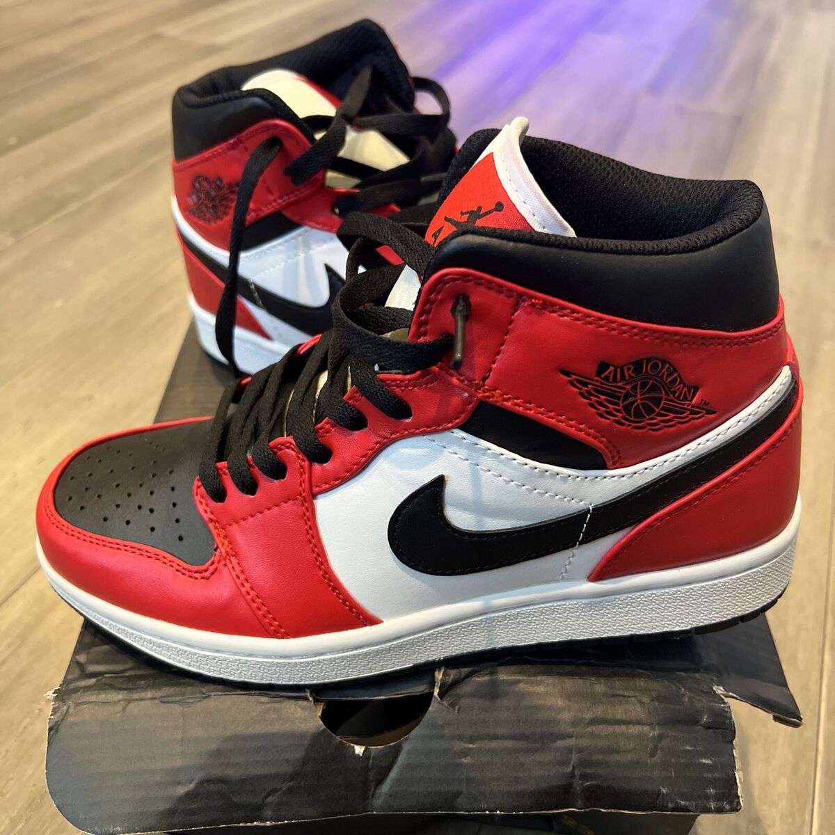 Nike Air Jordan 1 Mid Chicago Black Toe 554724-069 Sneakers Nike Air Jordan 1 Mid Chicago Black Toe 554724-069 Sneakers