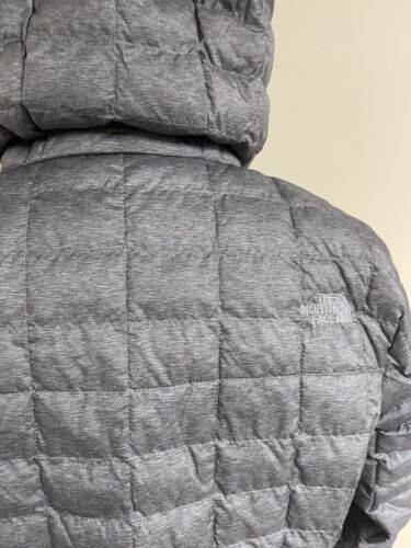 Neu mit Etikett brandneu THE NORTH FACE ThermoBall Eco isolierter Damenparka mit Kapuze – grau - Bild 14 von 20