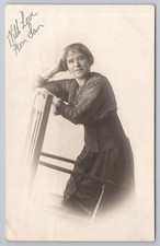 Junge Frau lehnt sich auf Stuhl Studio Portrait Dewsbury RPPC Mark Cross