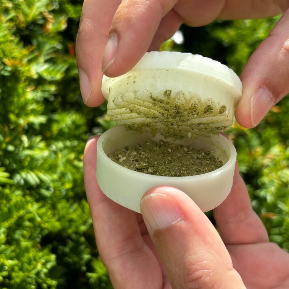 Genius Mill - Pacote com 2 moinhos de ervas brilhantes no escuro | Fabricado nos EUA | Ecologicamente correto - Imagem 3 de 3