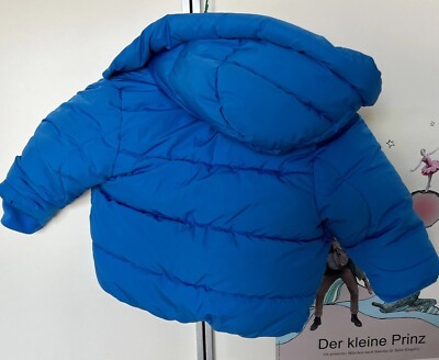 Verschiede Winterjacken und t-Shirt 