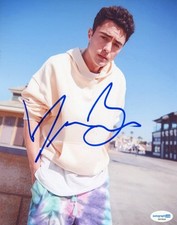 Darren Barnet "Never Have I Ever" AUTOGRAPH Signed Autographed 8x10 Photo C ACOA Darren Barnet "Never Have I Ever" AUTOGRAPH Signed Autographed 8x10 Photo C ACOA