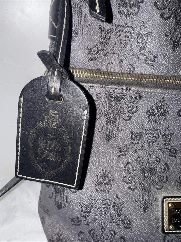 Bolsa tiracolo Dooney & Bourke Haunted Mansion 2018 parques da Disney cinza rara!! - Imagem 2 de 4