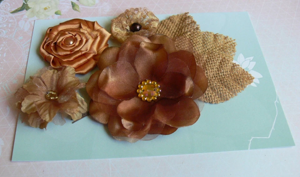 Tela rosa CAFÉ LATTE 4 flores mezcla 30-75 mm a través de 3 hojas de arpillera verde Tara EL Foto 4 de 4