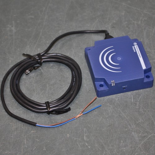 Telemecanique Inductive Proximity Sensor XS8D1A1MAL2, 24-240V AC/DC, Osiprox XS8 - Picture 2 of 6