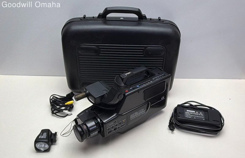 Vintage VHS Series LXI 934 Camcorder w/Case UNTESTED!!! FOR PARTS OR REPAIR!!!