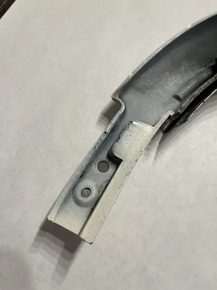 Оригинальный молдинг для отделки правого заднего колеса переднего привода Cadillac Deville 1989-1993 годов выпуска 25550801 - Изображение 2 из 4