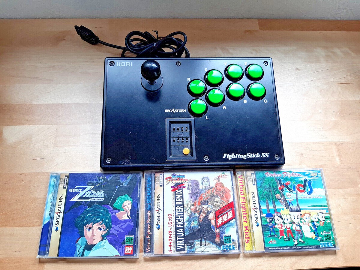 Console giapponese Sega Saturn con Virtua Gun, Hori Fighting Stick e 3 Console giapponese Sega Saturn con Virtua Gun, Hori Fighting Stick e 3