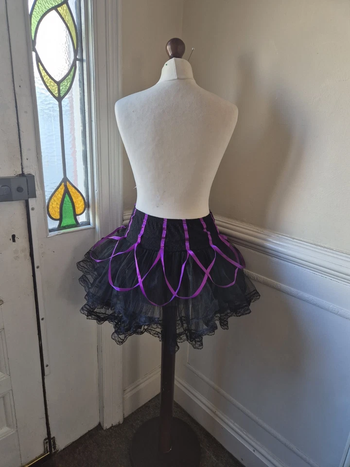 Minifalda tutú living Dead Souls negra de tul de encaje tiro bajo púrpura cinta emo Foto 4 de 4