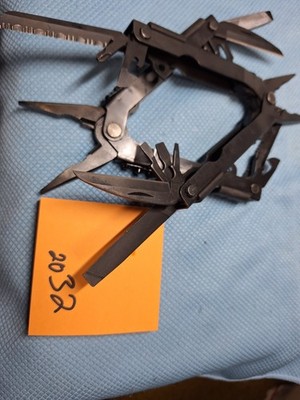 2 Gerber BLACK MULTIPLYERS Tools      LOT   2032