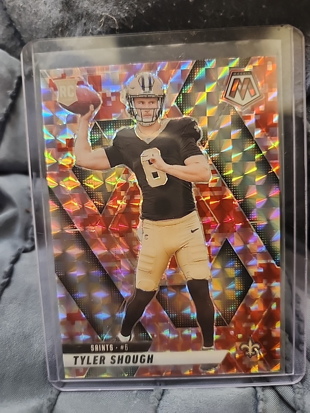 ✨2025 Mosaic Tyler Shough RED CAMO  PRIZM RC #312 New Orleans Saints Rookie