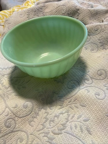 Fire King 1950s Vintage Jadeite Green 9-inch Swirl Mixing Bowl