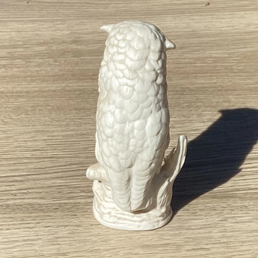 Figurita de búho de cerámica vintage Cybris posada en rama Estatua de búho de marfil blanco Foto 3 de 4