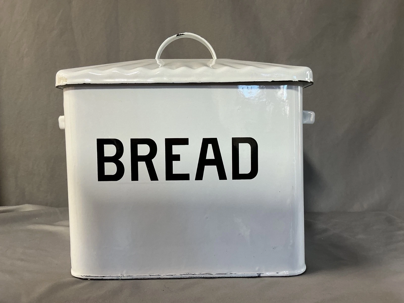 Vintage Enamel BREAD BOX Farmhouse Decor 12 x 12 x 9" Retro White NICE! RARE
Opens in a new window o