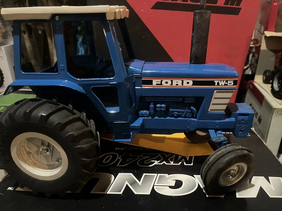 Tractor original Ford TW-5 1:12 raya negra con neumáticos AMPLIOS metal fundido a presión ERTLToy Foto 3 de 4