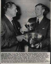 1954 Press Photo British track star Roger Bannister receiving a trophy, NY