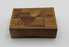 VINTAGE SM. WOOD BOX w/HAND-CRAFTED MARQUETRY INLAY PATTERN LID (4.5" x 3.25")