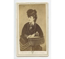 CDV PORTRAIT LADY W/ GREAT HAT INFO + GRAPHIC ON BACK, PARIS