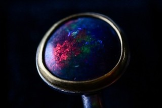 Schwarzer Opal Ring aus 925 Silber mit 900 Goldfassung – Rot/Grün/Blau