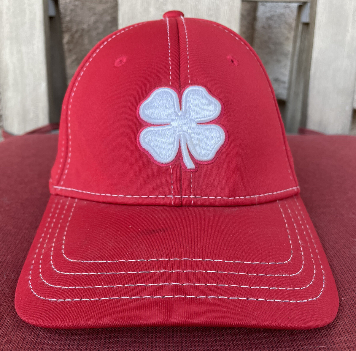 Chapeau Vert Avec Un Trèfle Sur L'attribut Supérieur De La Coiffe