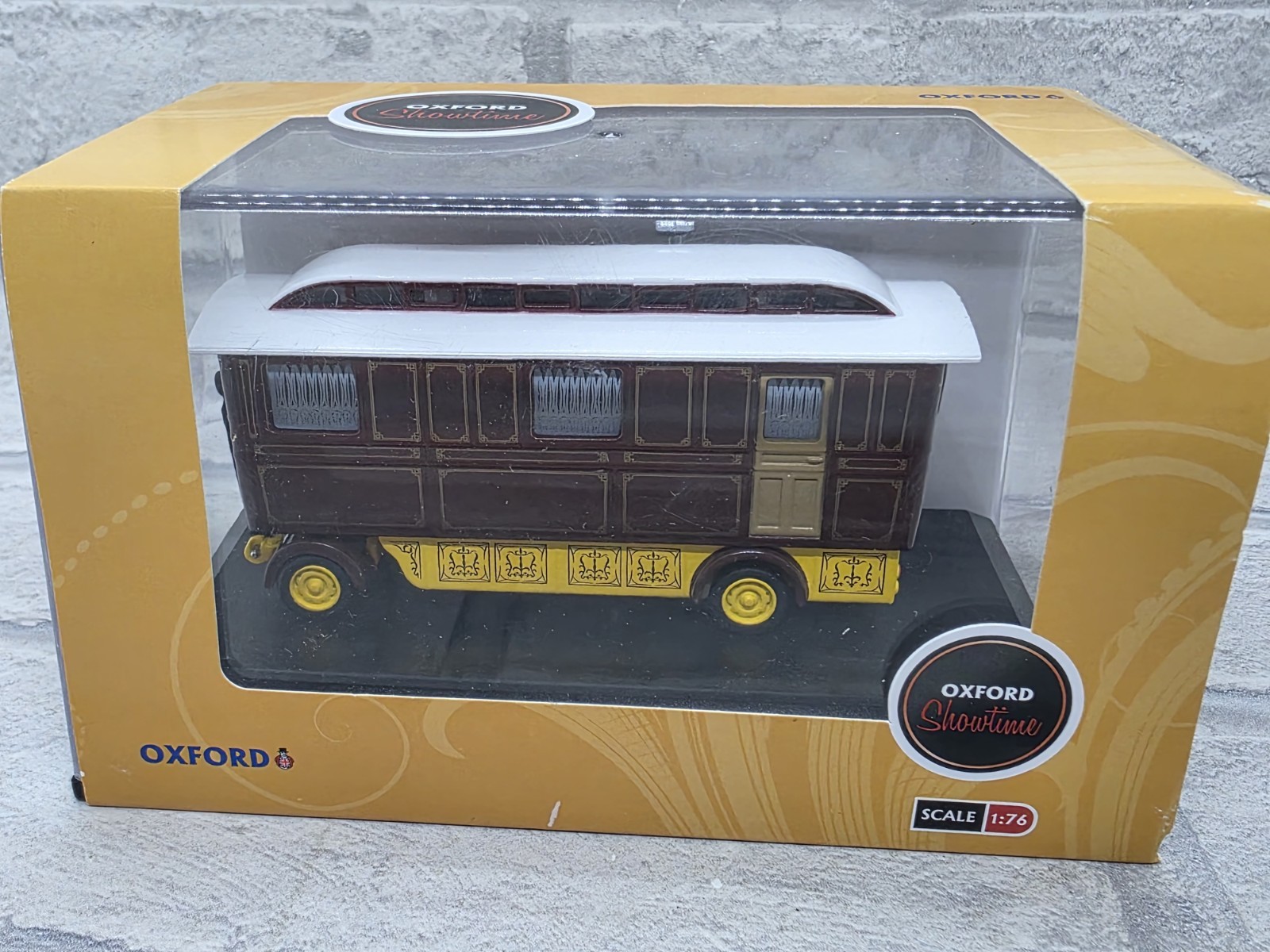 Oxford Diecast 76SCV001 Showmans Caravan Maroon OO Gauge