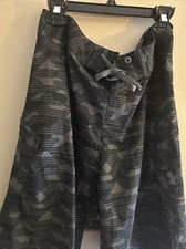 Under Armour Size 30 Men  s Swim Suit Black With Print With Zipper Pocket