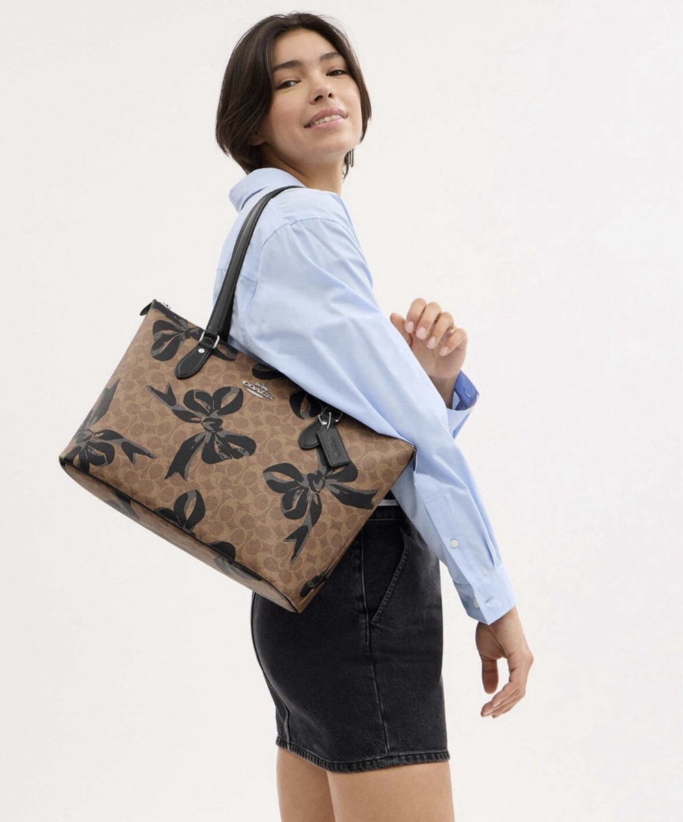 【Coach】Gallery Tote Bag With Bow Print ◆国内発送◆ NWT Coach Gallery Tote Bag In Signature Canvas With Bow