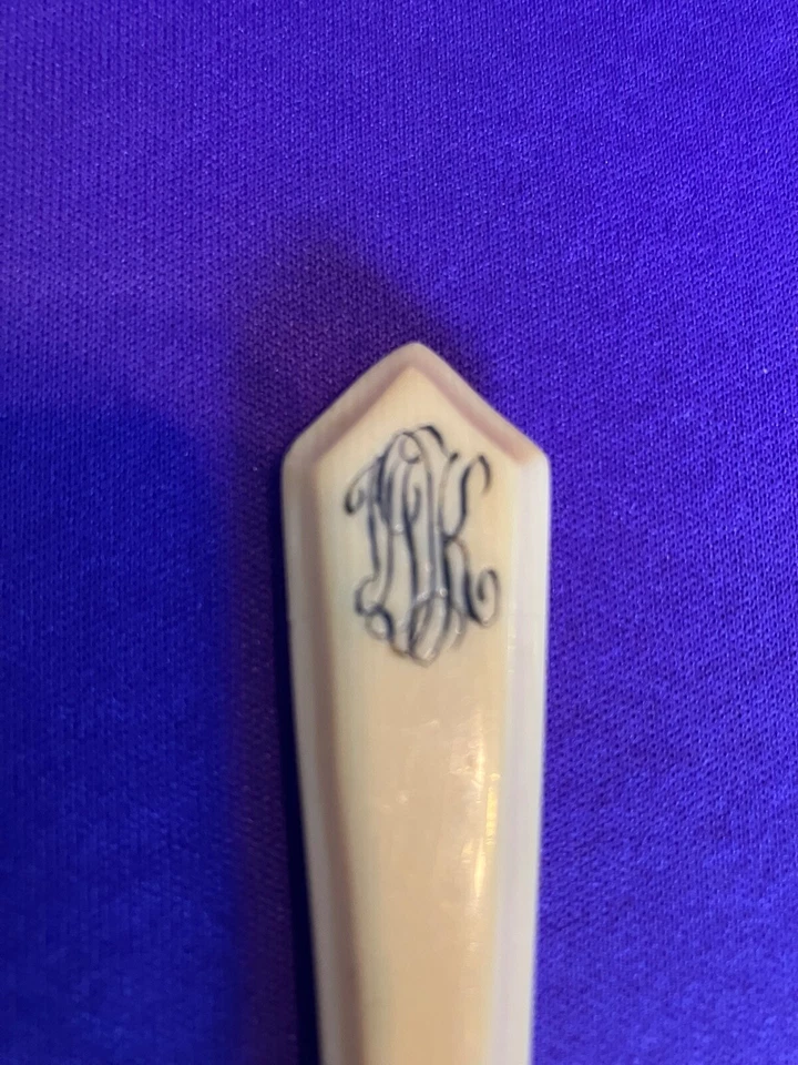 Antique 1910s Bakelite Button Hook and Shoe Horn set with MATCHING monogram. - Image 3 of 4
