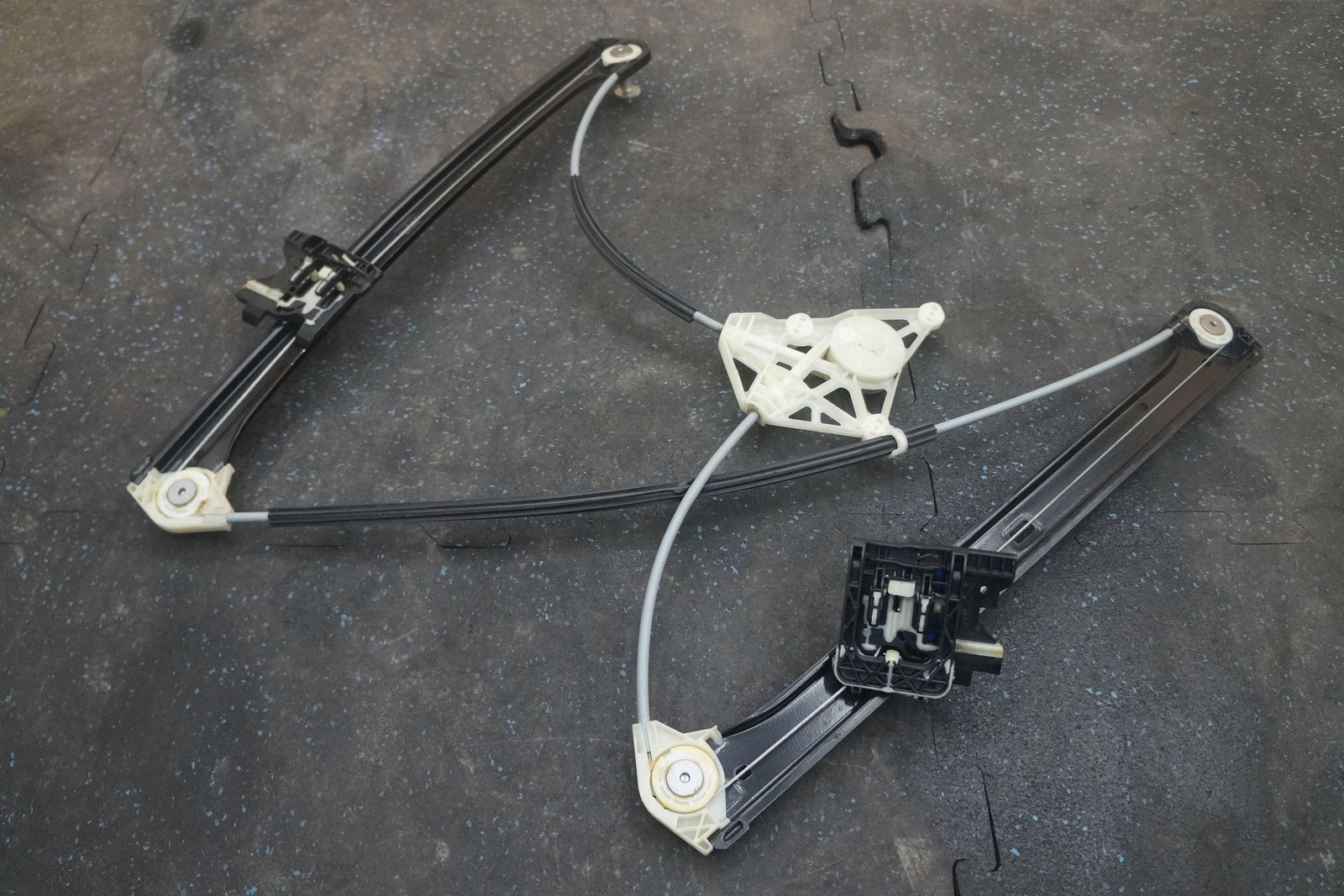 Rear Left Driver Side Door Window Regulator 4M0839461A OEM Bentley Bentayga 2018