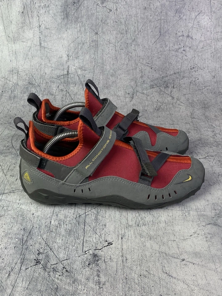 Chaussures vintage Nike ACG Toketee 305316 années 2000 rouge gris US 10 UK 9 ... - Photo 3/4