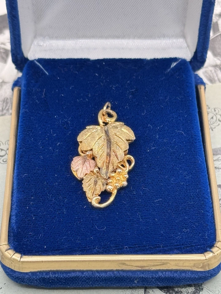 Colgante de oro Black Hills de 10k y 12k Black Hills hojas de vid de oro encanto 3,4 g Foto 2 de 4